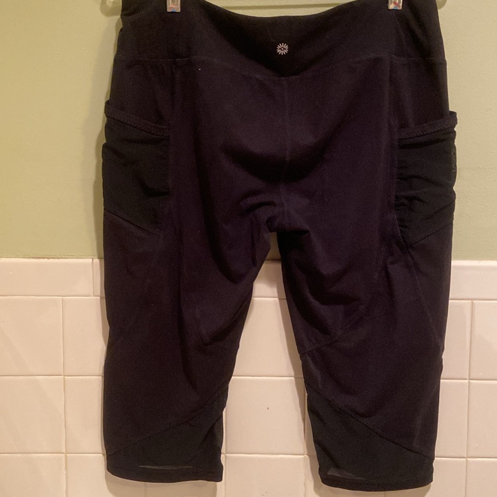 🩷Tangerine Black Capri leggings size large - Picture 2 of 6